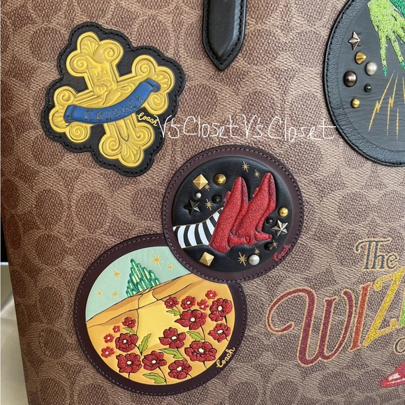 ❤️2019 Exclusive Wizard of Oz Coach Tote - Picture 4 of 14